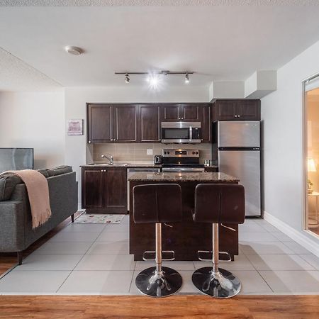 Spacious 2 Bedroom Plus Den, 2 Bath, Sleeps 5 With Balcony And Lakeview Downtown Toronto Condo Екстериор снимка