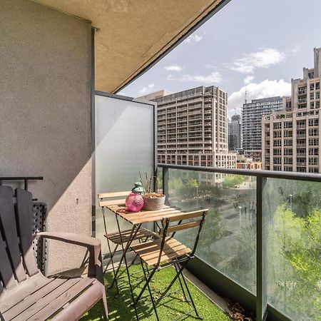 Spacious 2 Bedroom Plus Den, 2 Bath, Sleeps 5 With Balcony And Lakeview Downtown Toronto Condo Екстериор снимка