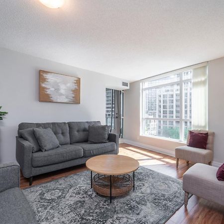 Spacious 2 Bedroom Plus Den, 2 Bath, Sleeps 5 With Balcony And Lakeview Downtown Toronto Condo Екстериор снимка