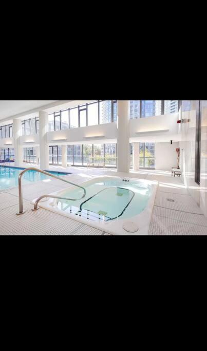 Spacious 2 Bedroom Plus Den, 2 Bath, Sleeps 5 With Balcony And Lakeview Downtown Toronto Condo Екстериор снимка