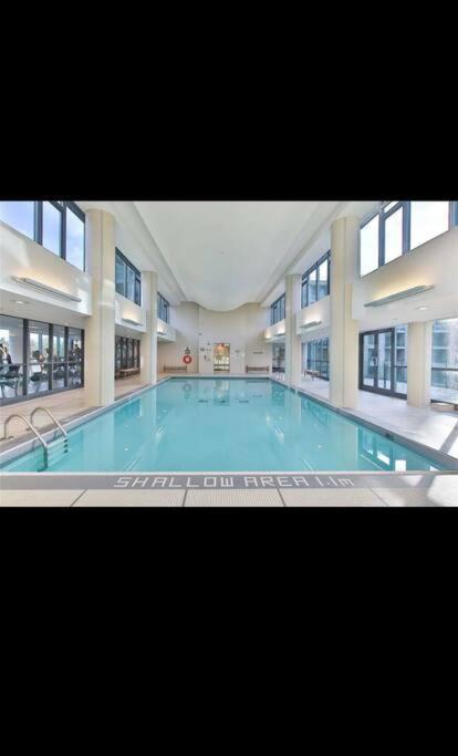 Spacious 2 Bedroom Plus Den, 2 Bath, Sleeps 5 With Balcony And Lakeview Downtown Toronto Condo Екстериор снимка
