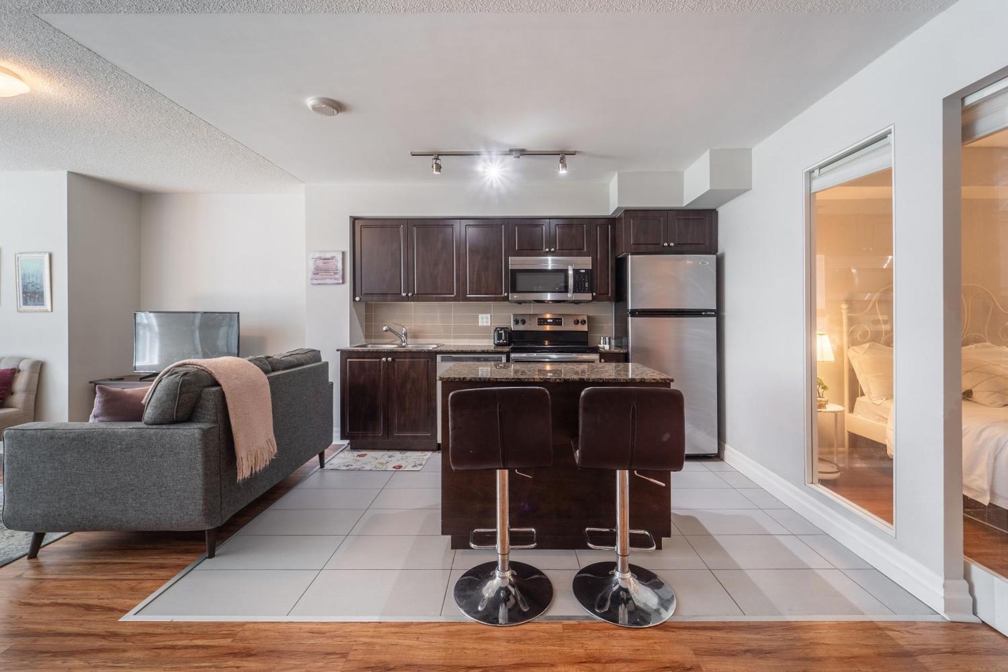 Spacious 2 Bedroom Plus Den, 2 Bath, Sleeps 5 With Balcony And Lakeview Downtown Toronto Condo Екстериор снимка