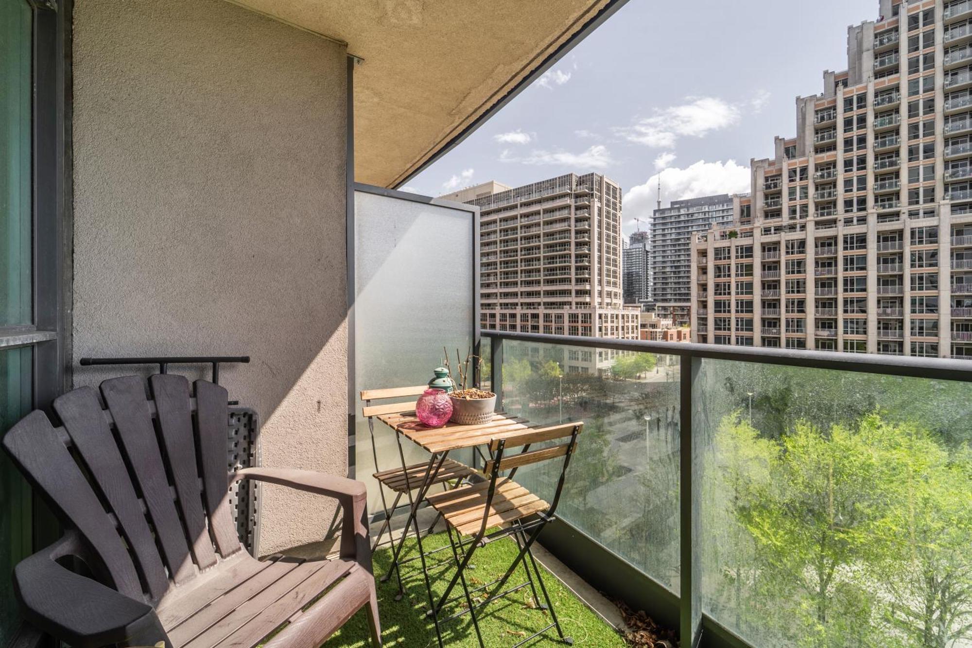 Spacious 2 Bedroom Plus Den, 2 Bath, Sleeps 5 With Balcony And Lakeview Downtown Toronto Condo Екстериор снимка