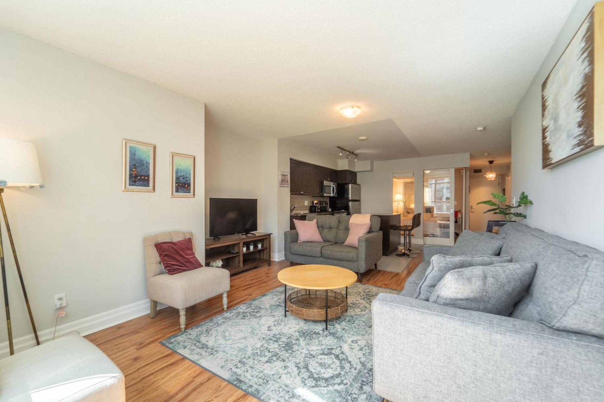 Spacious 2 Bedroom Plus Den, 2 Bath, Sleeps 5 With Balcony And Lakeview Downtown Toronto Condo Екстериор снимка