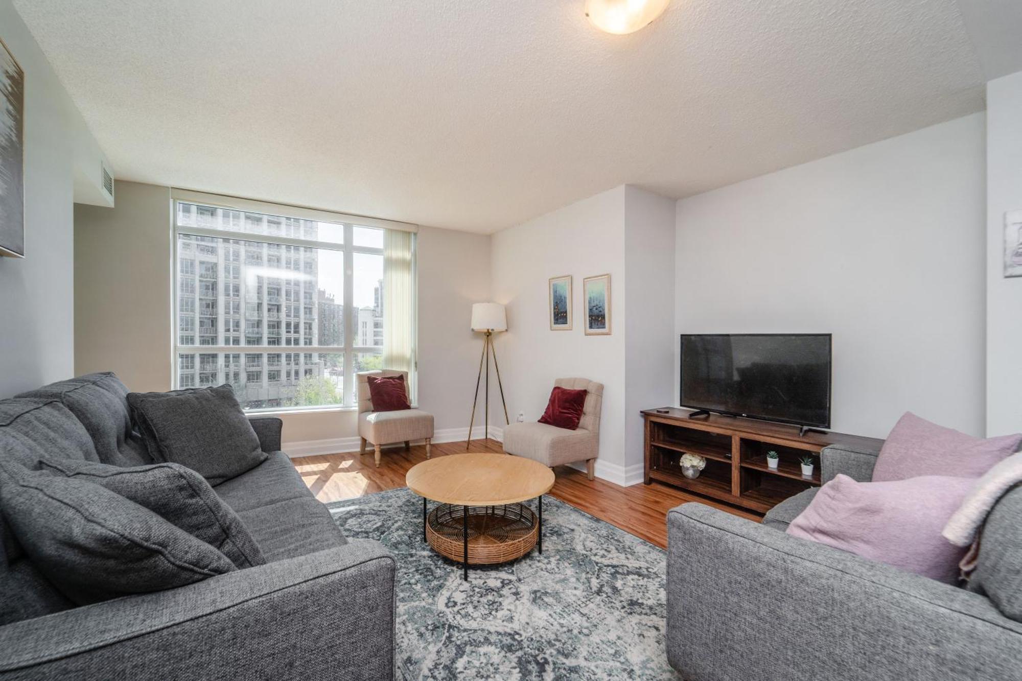 Spacious 2 Bedroom Plus Den, 2 Bath, Sleeps 5 With Balcony And Lakeview Downtown Toronto Condo Екстериор снимка