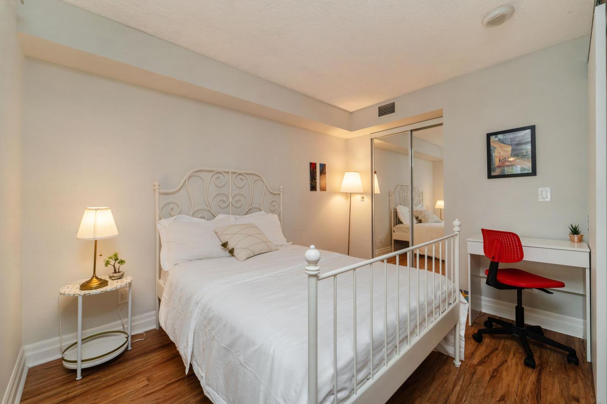 Spacious 2 Bedroom Plus Den, 2 Bath, Sleeps 5 With Balcony And Lakeview Downtown Toronto Condo Екстериор снимка