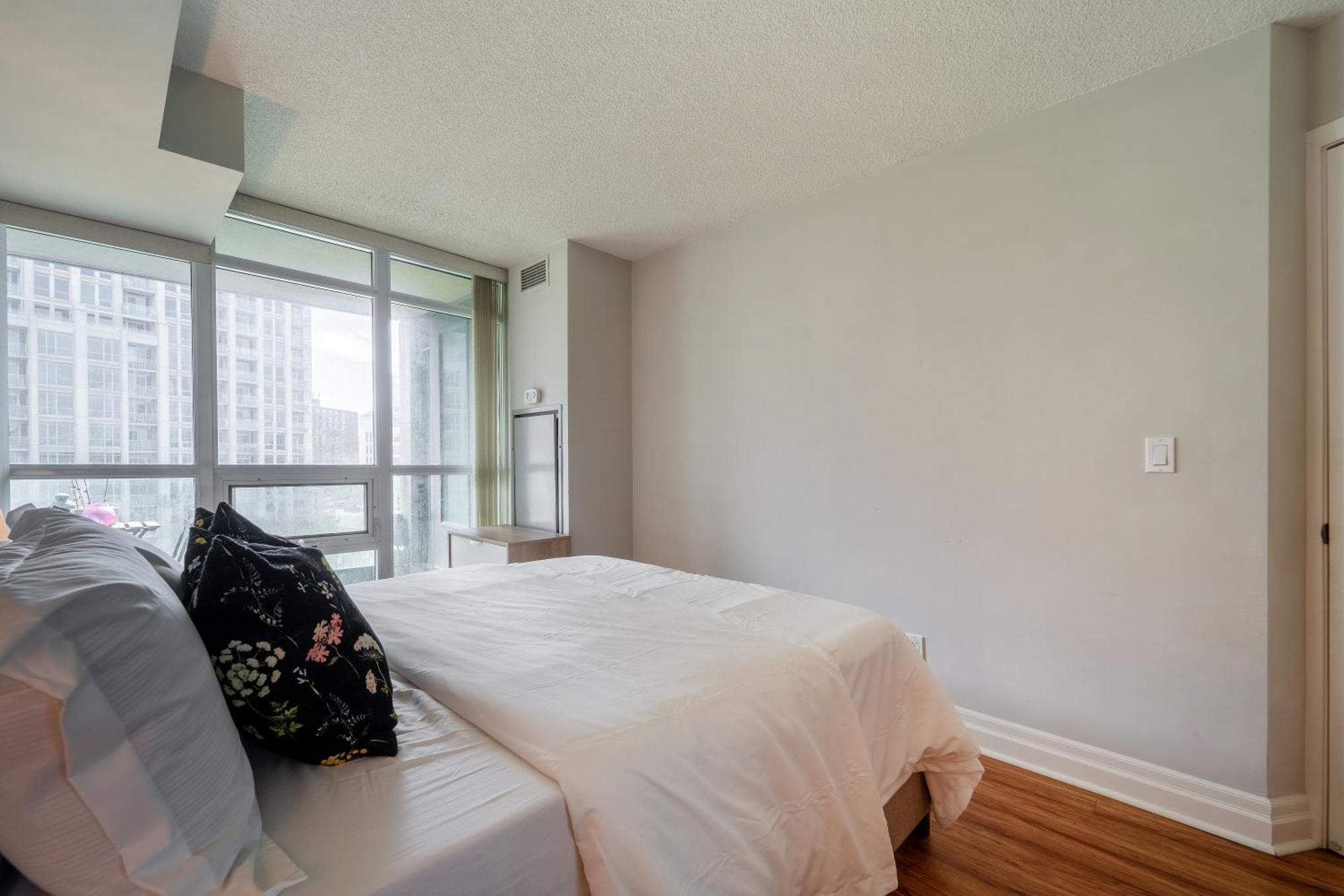 Spacious 2 Bedroom Plus Den, 2 Bath, Sleeps 5 With Balcony And Lakeview Downtown Toronto Condo Екстериор снимка