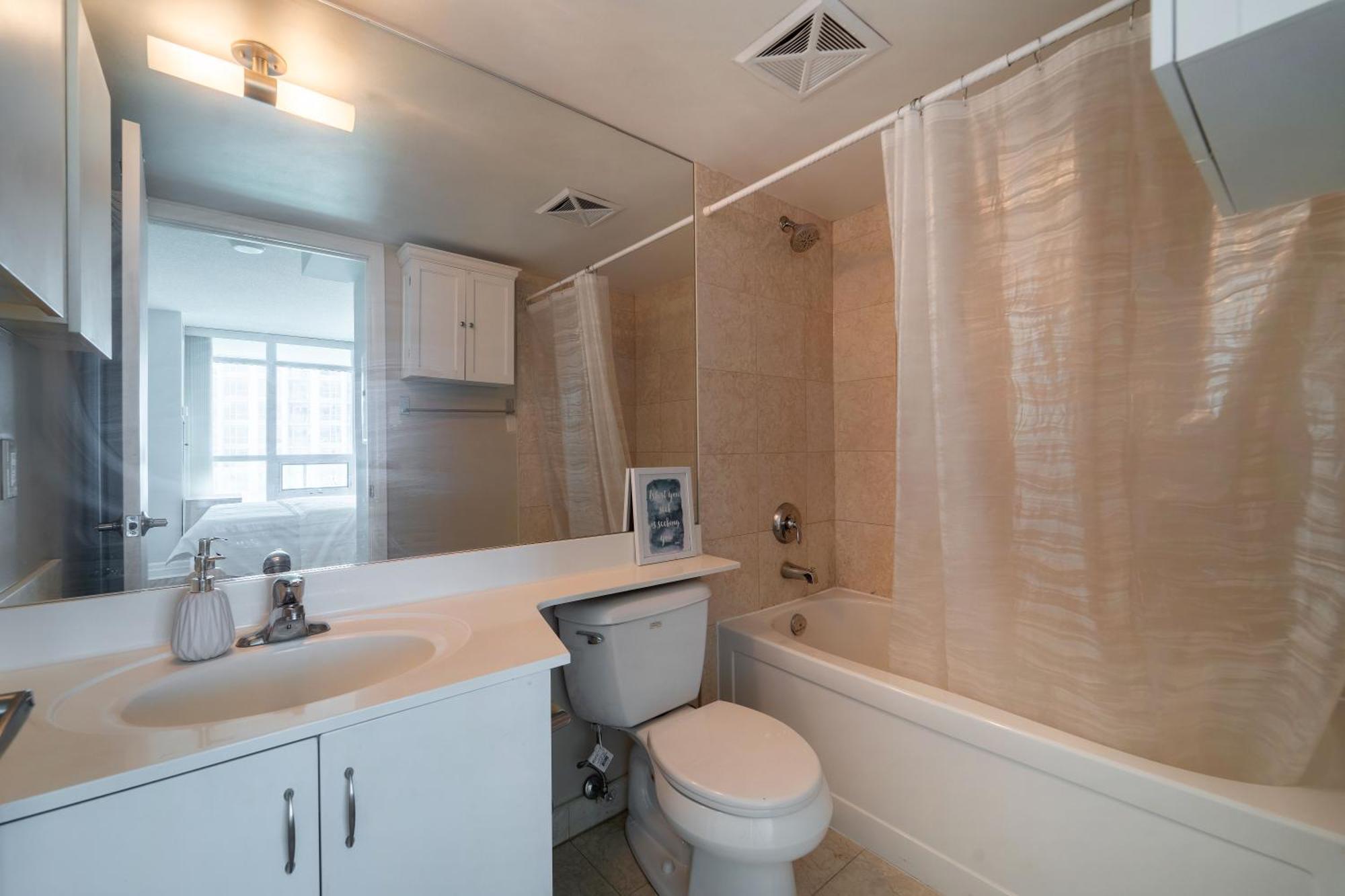Spacious 2 Bedroom Plus Den, 2 Bath, Sleeps 5 With Balcony And Lakeview Downtown Toronto Condo Екстериор снимка
