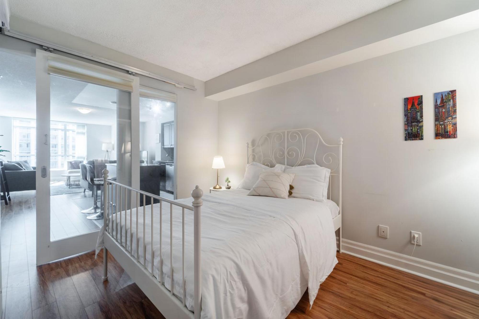 Spacious 2 Bedroom Plus Den, 2 Bath, Sleeps 5 With Balcony And Lakeview Downtown Toronto Condo Екстериор снимка