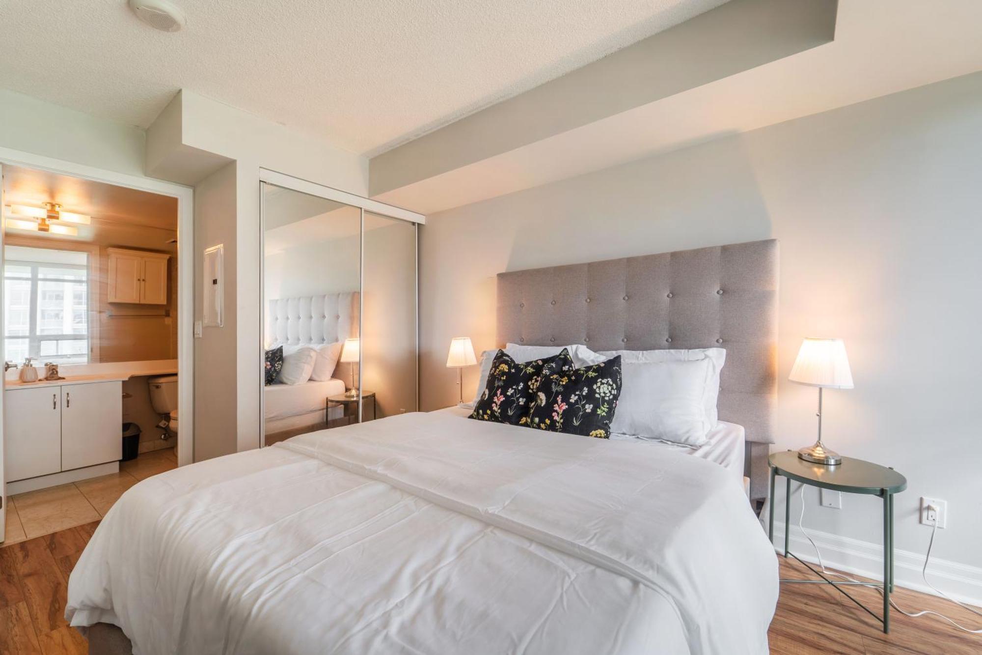 Spacious 2 Bedroom Plus Den, 2 Bath, Sleeps 5 With Balcony And Lakeview Downtown Toronto Condo Екстериор снимка
