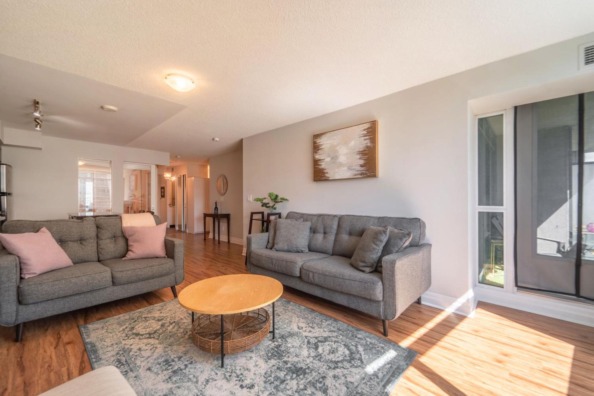 Spacious 2 Bedroom Plus Den, 2 Bath, Sleeps 5 With Balcony And Lakeview Downtown Toronto Condo Екстериор снимка