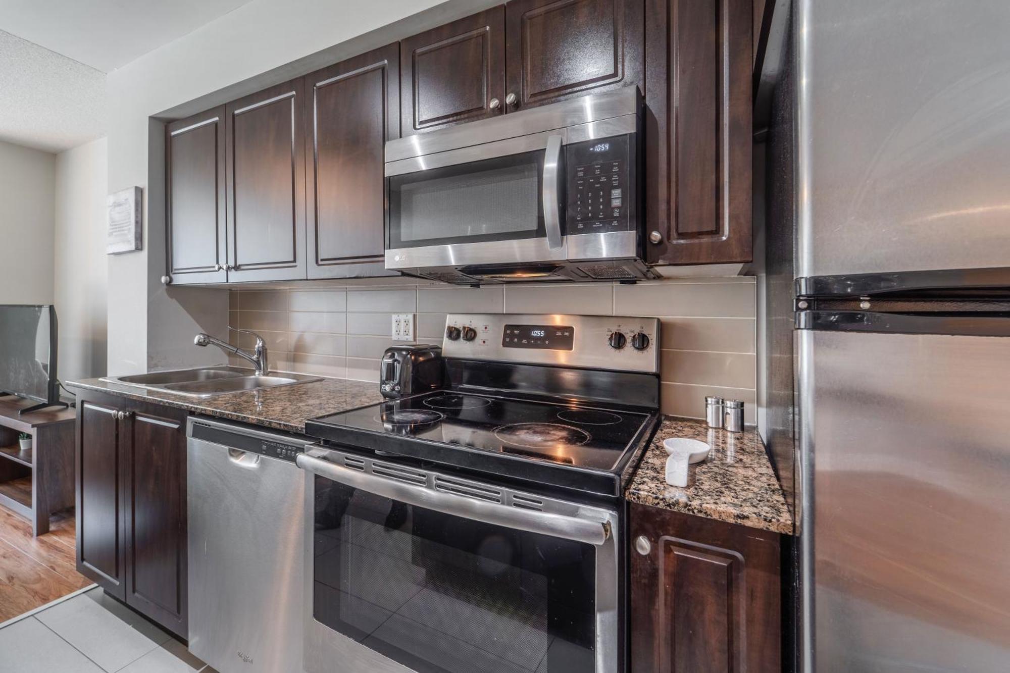 Spacious 2 Bedroom Plus Den, 2 Bath, Sleeps 5 With Balcony And Lakeview Downtown Toronto Condo Екстериор снимка