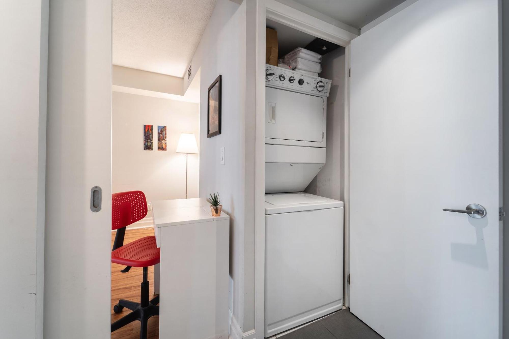 Spacious 2 Bedroom Plus Den, 2 Bath, Sleeps 5 With Balcony And Lakeview Downtown Toronto Condo Екстериор снимка