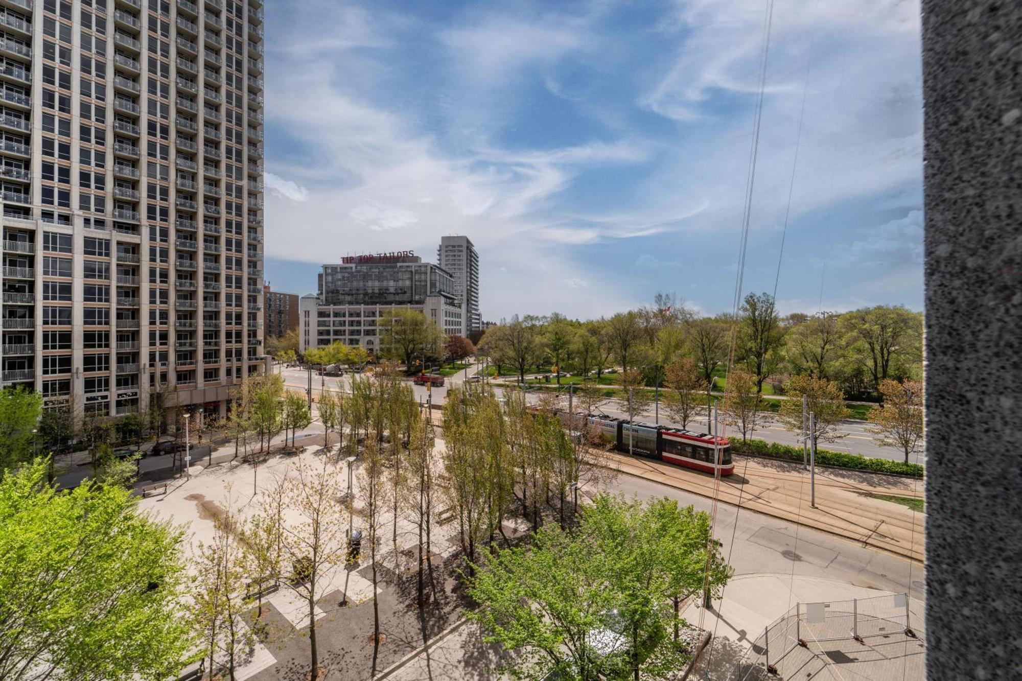 Spacious 2 Bedroom Plus Den, 2 Bath, Sleeps 5 With Balcony And Lakeview Downtown Toronto Condo Екстериор снимка