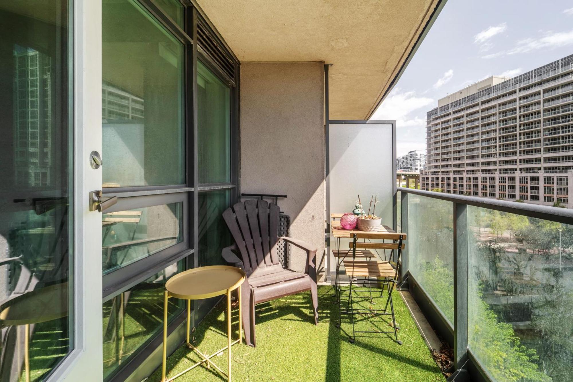 Spacious 2 Bedroom Plus Den, 2 Bath, Sleeps 5 With Balcony And Lakeview Downtown Toronto Condo Екстериор снимка