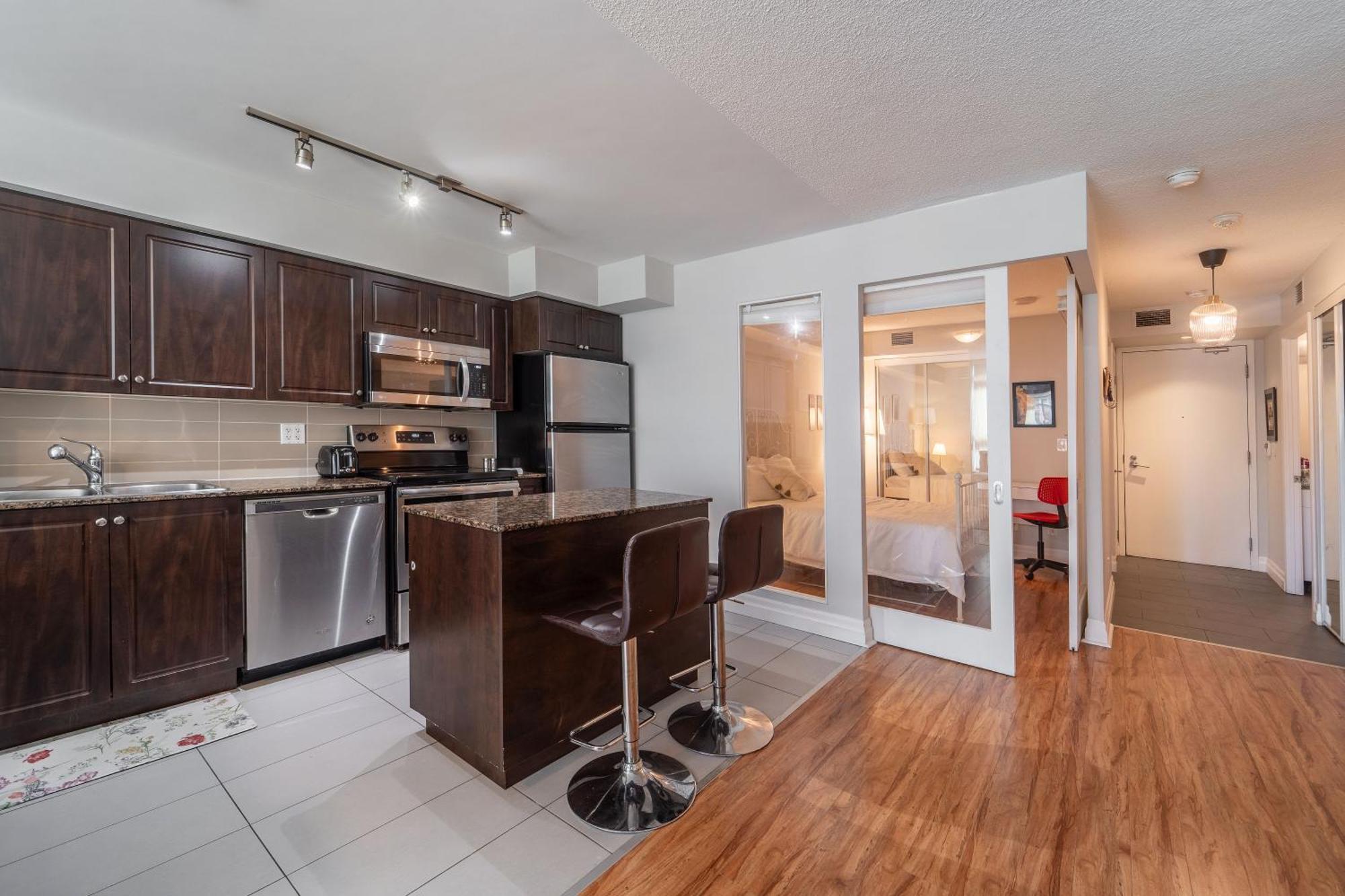 Spacious 2 Bedroom Plus Den, 2 Bath, Sleeps 5 With Balcony And Lakeview Downtown Toronto Condo Екстериор снимка