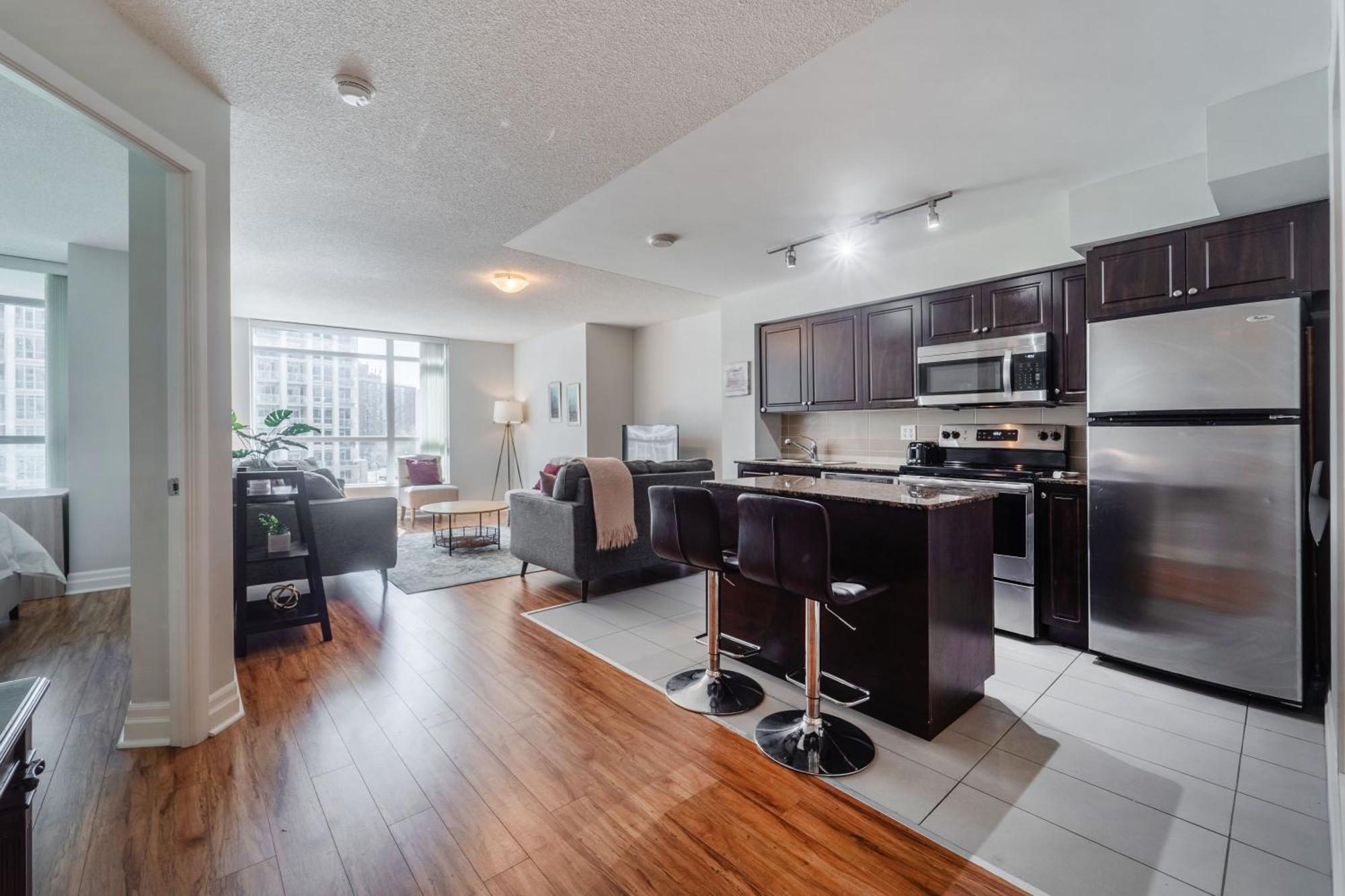 Spacious 2 Bedroom Plus Den, 2 Bath, Sleeps 5 With Balcony And Lakeview Downtown Toronto Condo Екстериор снимка