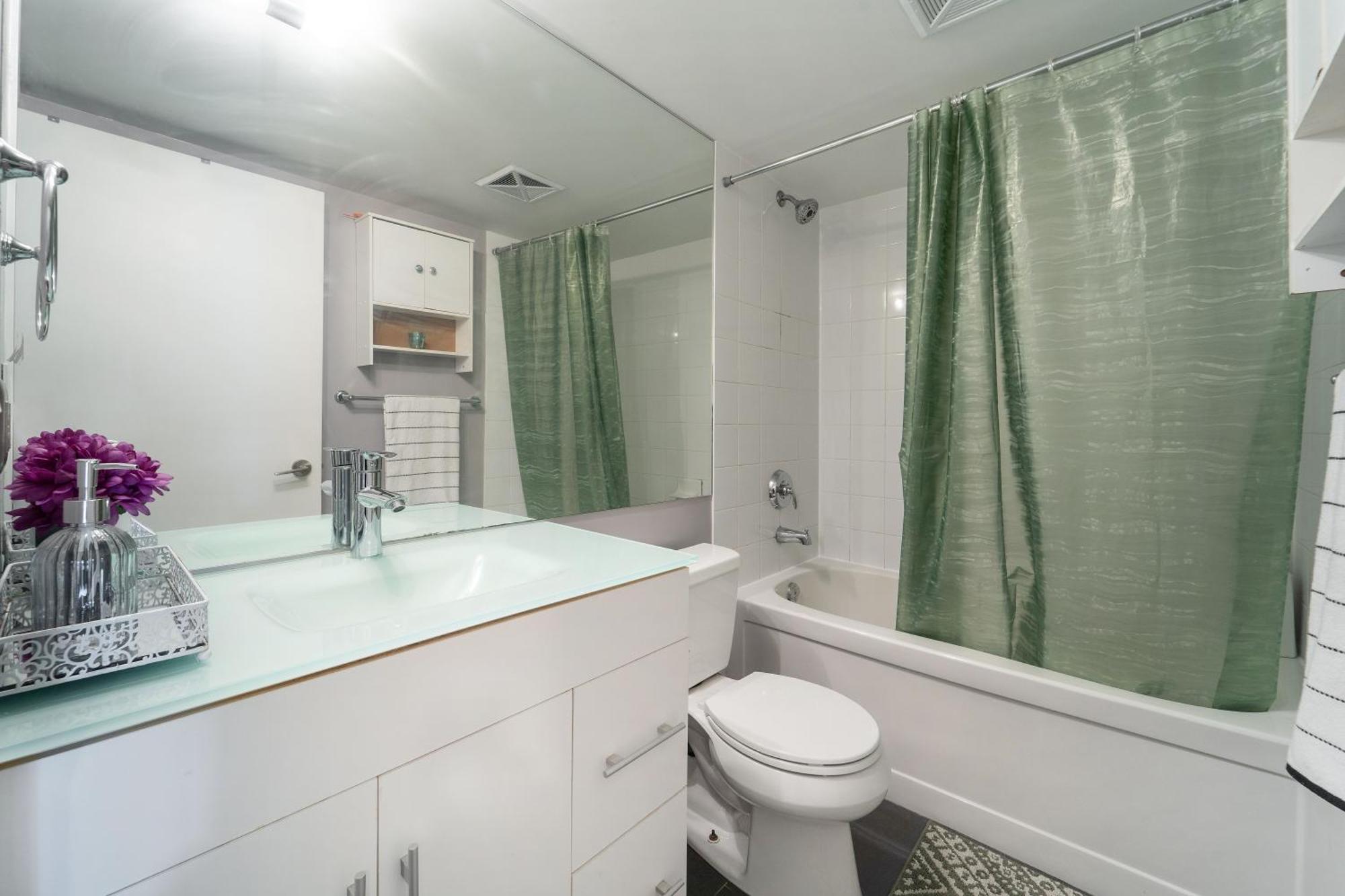 Spacious 2 Bedroom Plus Den, 2 Bath, Sleeps 5 With Balcony And Lakeview Downtown Toronto Condo Екстериор снимка