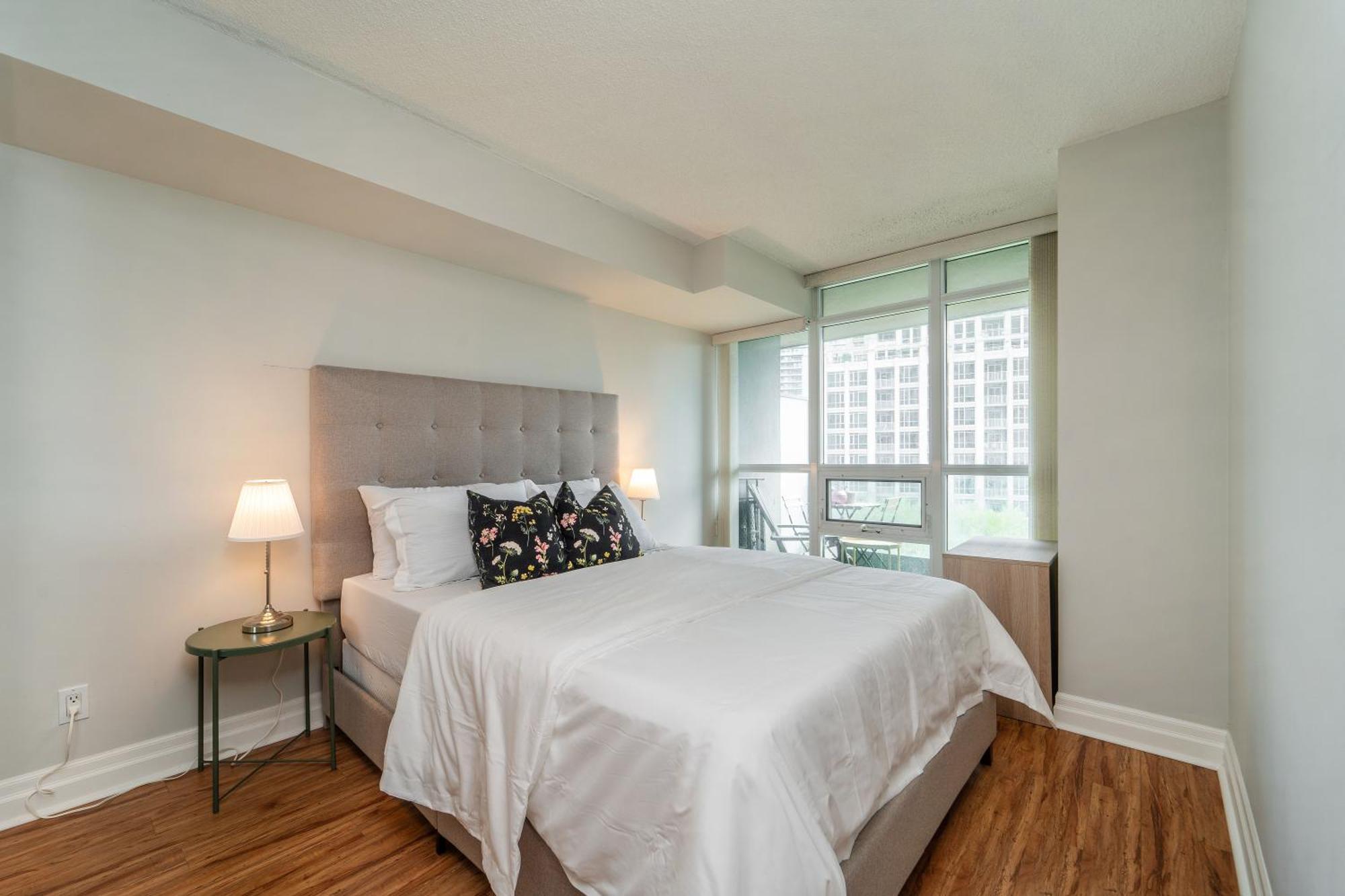 Spacious 2 Bedroom Plus Den, 2 Bath, Sleeps 5 With Balcony And Lakeview Downtown Toronto Condo Екстериор снимка