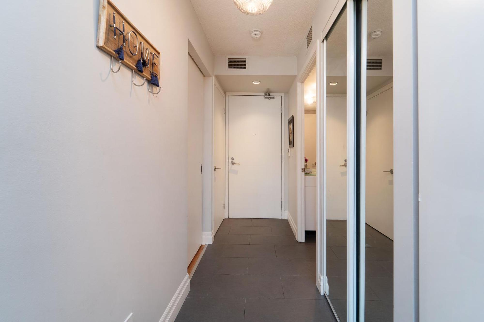 Spacious 2 Bedroom Plus Den, 2 Bath, Sleeps 5 With Balcony And Lakeview Downtown Toronto Condo Екстериор снимка