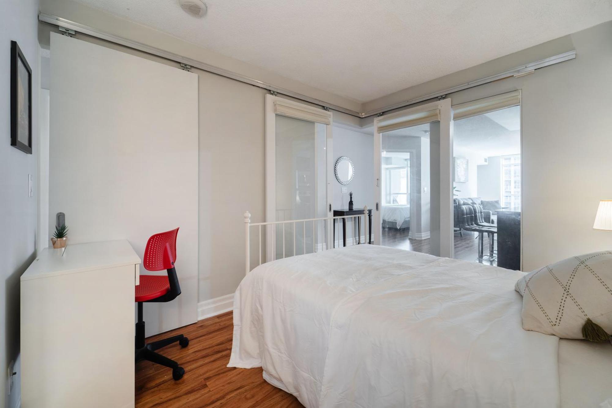 Spacious 2 Bedroom Plus Den, 2 Bath, Sleeps 5 With Balcony And Lakeview Downtown Toronto Condo Екстериор снимка