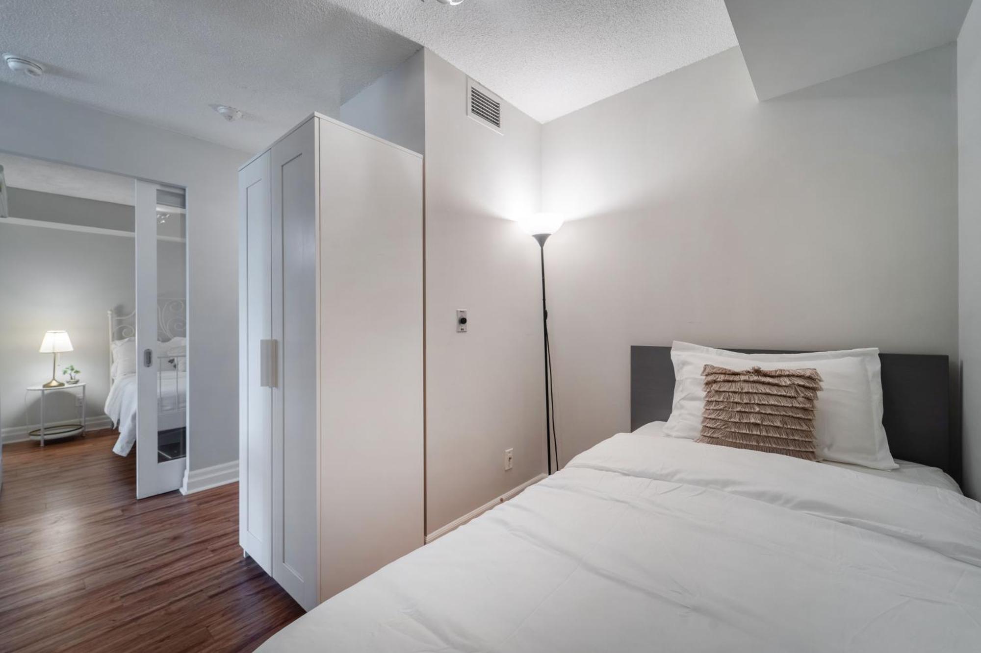 Spacious 2 Bedroom Plus Den, 2 Bath, Sleeps 5 With Balcony And Lakeview Downtown Toronto Condo Екстериор снимка