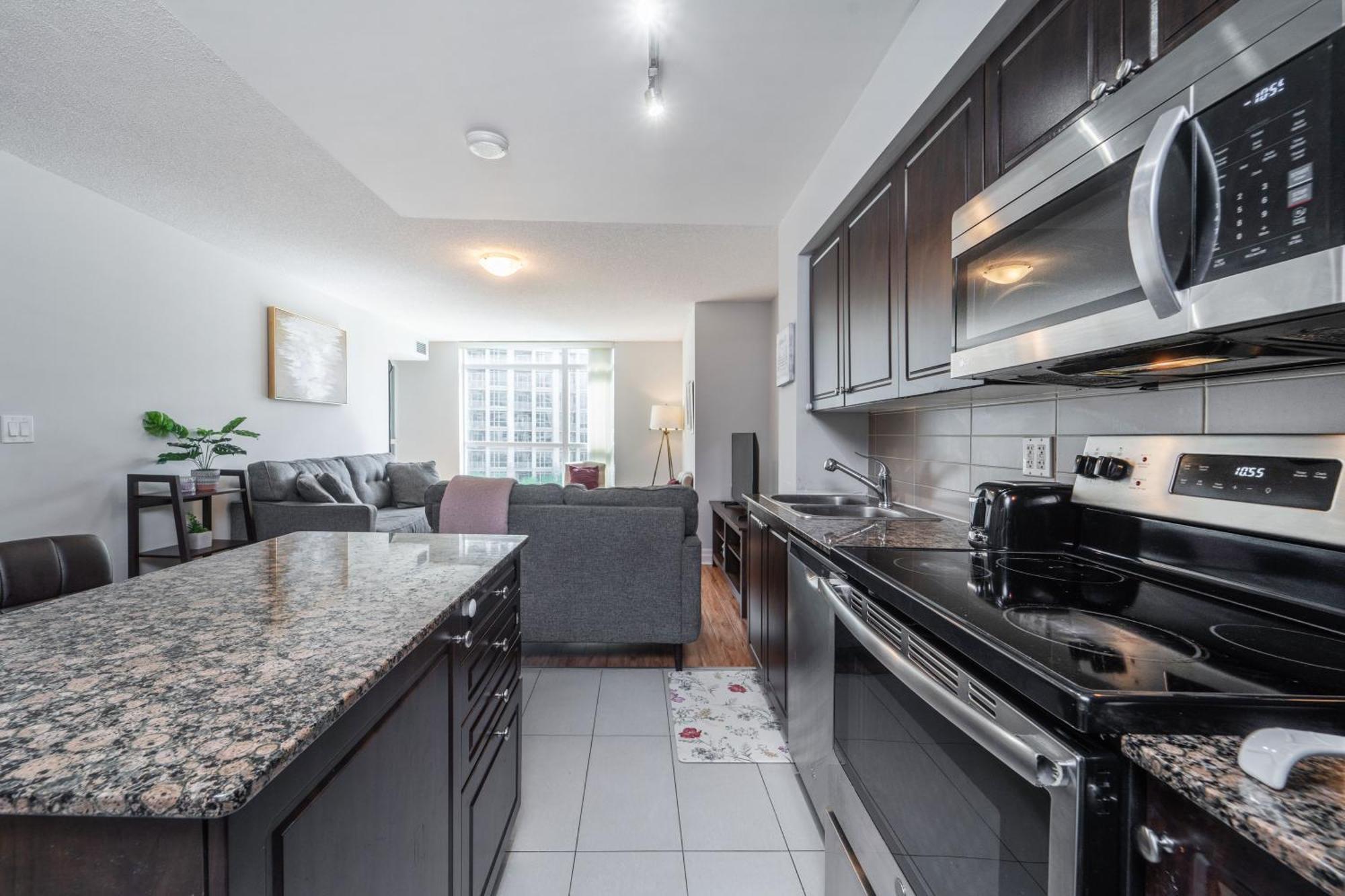 Spacious 2 Bedroom Plus Den, 2 Bath, Sleeps 5 With Balcony And Lakeview Downtown Toronto Condo Екстериор снимка