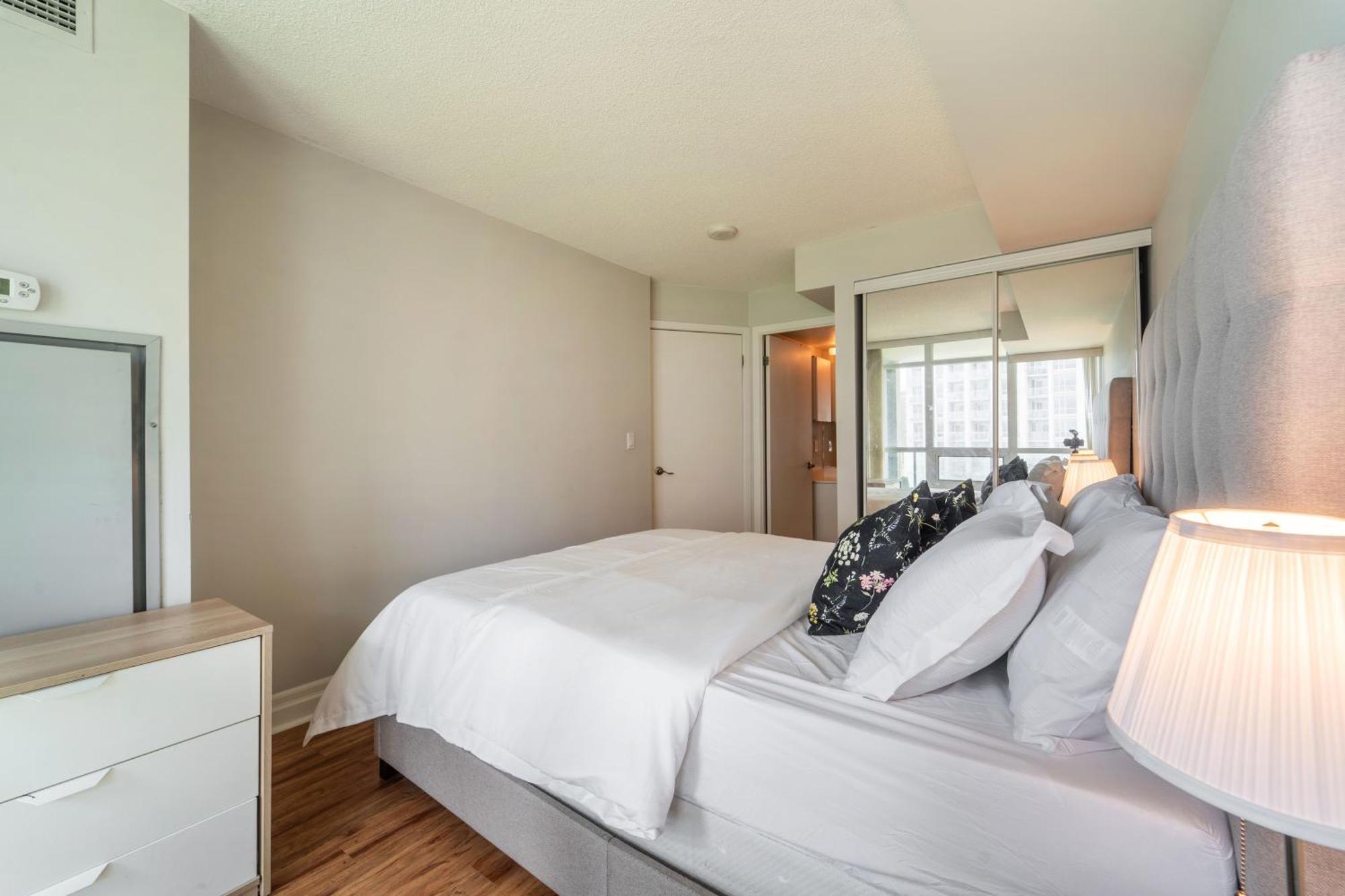 Spacious 2 Bedroom Plus Den, 2 Bath, Sleeps 5 With Balcony And Lakeview Downtown Toronto Condo Екстериор снимка