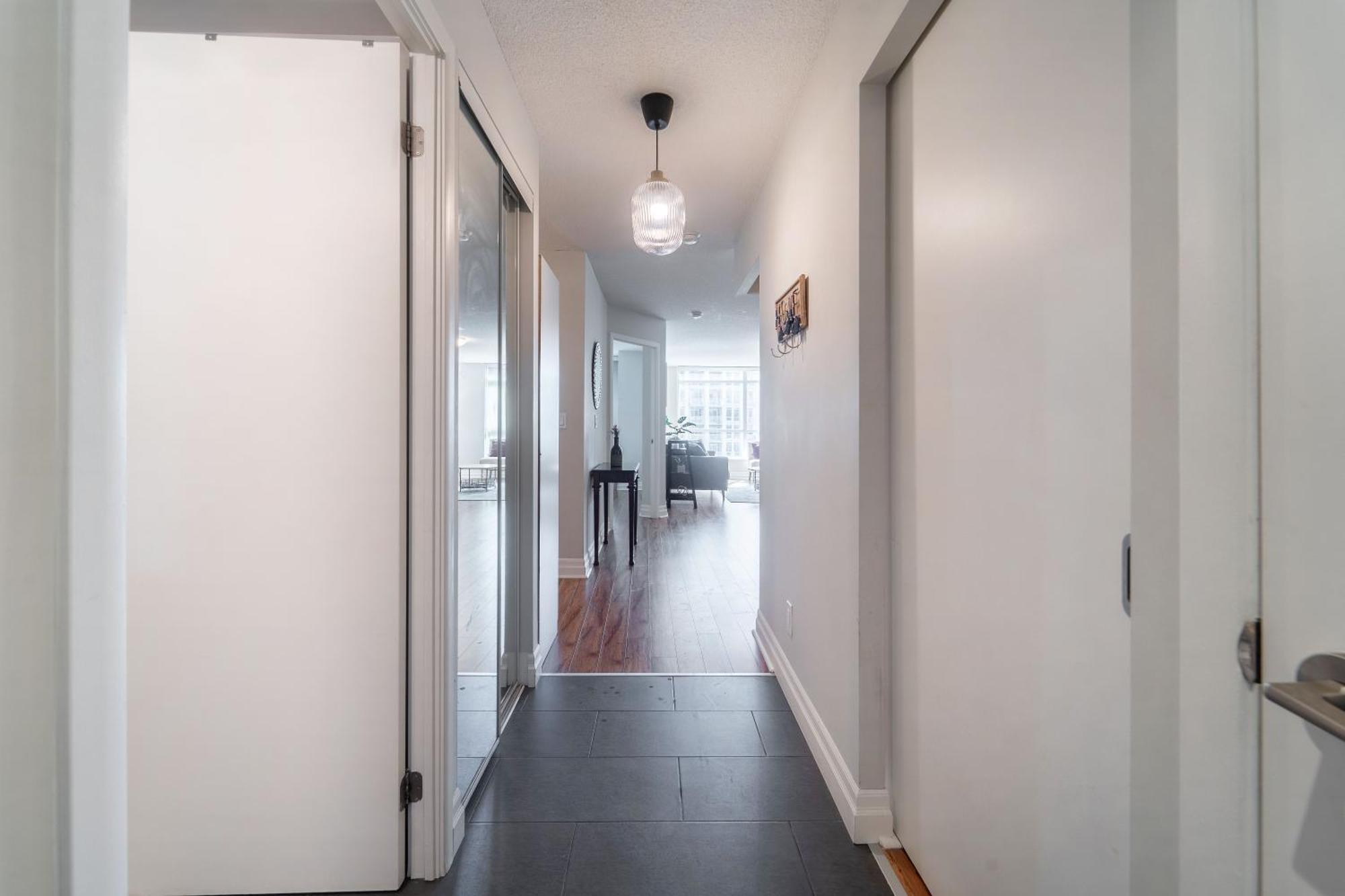 Spacious 2 Bedroom Plus Den, 2 Bath, Sleeps 5 With Balcony And Lakeview Downtown Toronto Condo Екстериор снимка