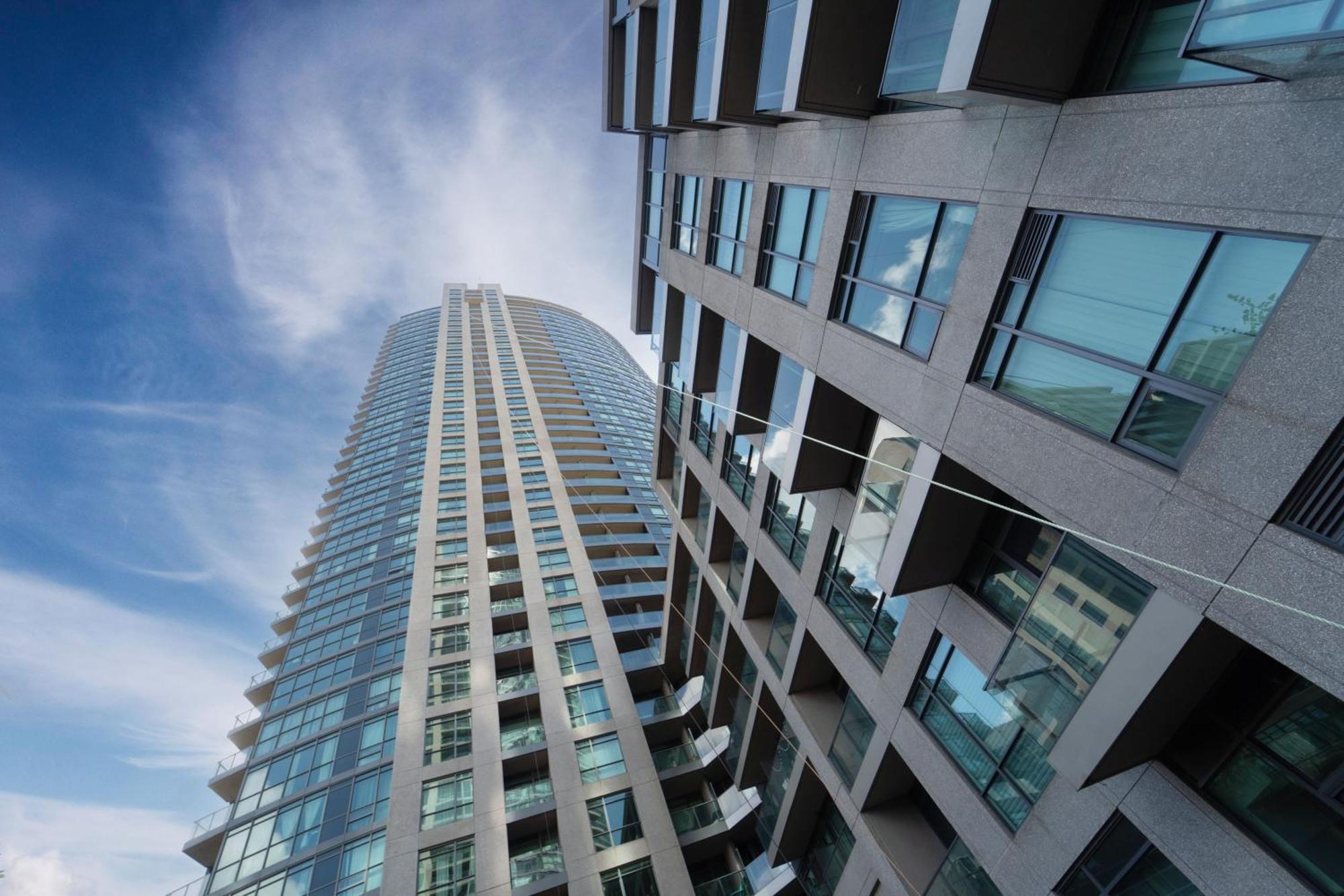 Spacious 2 Bedroom Plus Den, 2 Bath, Sleeps 5 With Balcony And Lakeview Downtown Toronto Condo Екстериор снимка