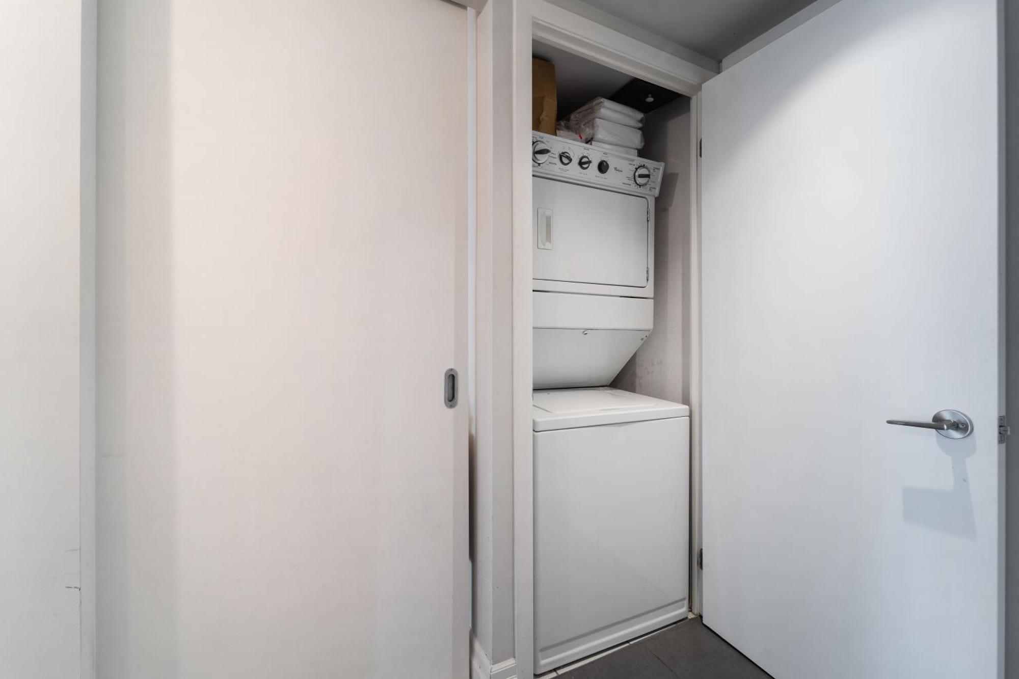 Spacious 2 Bedroom Plus Den, 2 Bath, Sleeps 5 With Balcony And Lakeview Downtown Toronto Condo Екстериор снимка